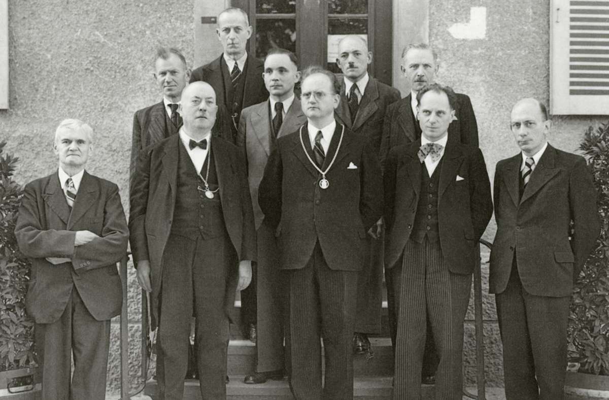 Der Weiler Gemeinderat 1946 mit Rudolf Kraus (mit Kette links) und Peter Hartmann (mit Kette rechts) Foto: Stadtarchiv Weil am Rhein, Kempe Foto:  