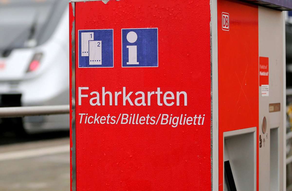Regionalbahn von Bietigheim-Bissingen nach Stuttgart: Mann beleidigt Zugbegleiter mehrfach