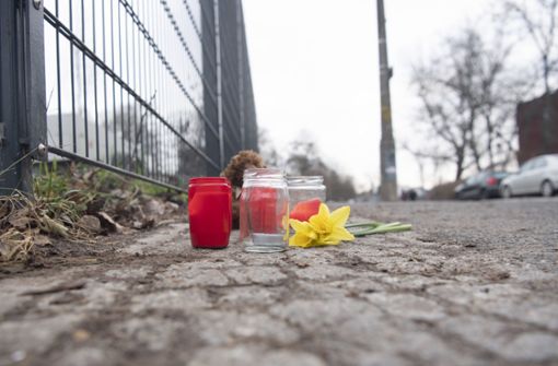 Kerzen und Blumen stehen unweit der Stelle, an der das Mädchen am Dienstag gefunden wurde. Foto: dpa/Paul Zinken
