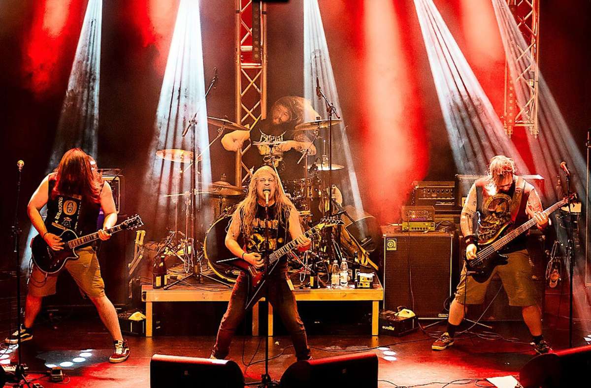 Weil der Städter Metal-Band Fateful Finality: Thrash-Metal-Band auf Tour: Stufen, Stadtfest und Strapazen