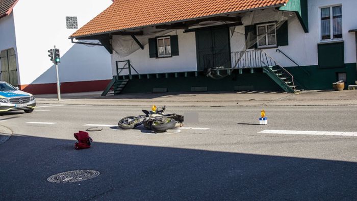 Junge Motorradfahrerin bei Unfall schwer verletzt