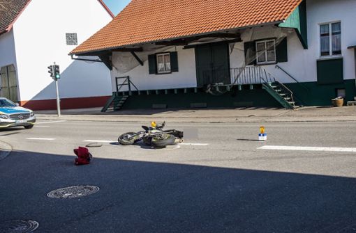 Die Motorradfahrerin kam mit schweren Verletzungen in eine Klinik. Foto: SDMG/Dettenmeyer