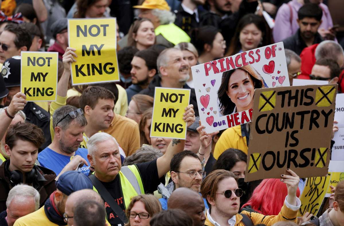 Demonstranten halten auf der Straße Schilder mit der Aufschrift „Not my king“ (zu deutsch: Nicht mein König) am Tag der Krönungszeremonie von König Charles III.