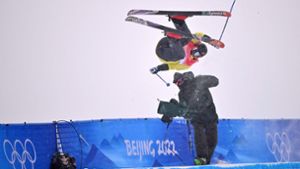 Ski-Freestyler kracht in Kameramann