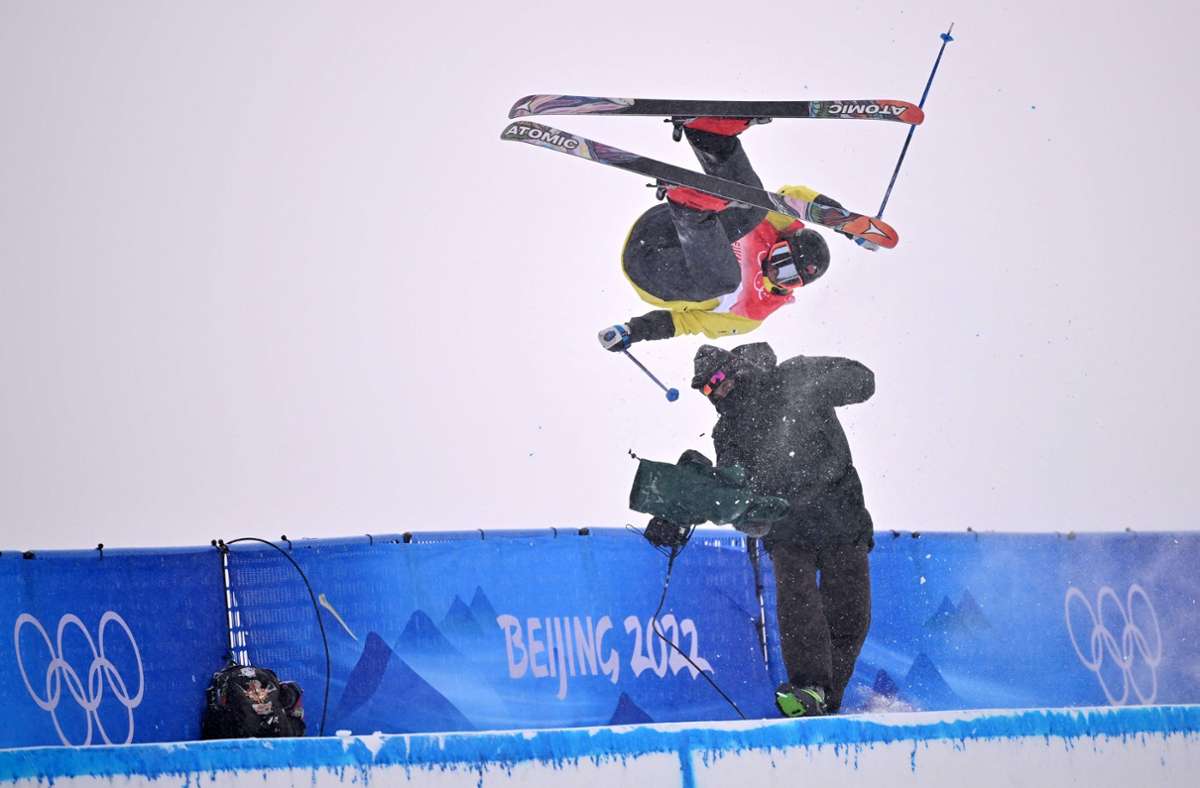 Schreckmoment bei Olympia 2022: Ski-Freestyler kracht in Kameramann