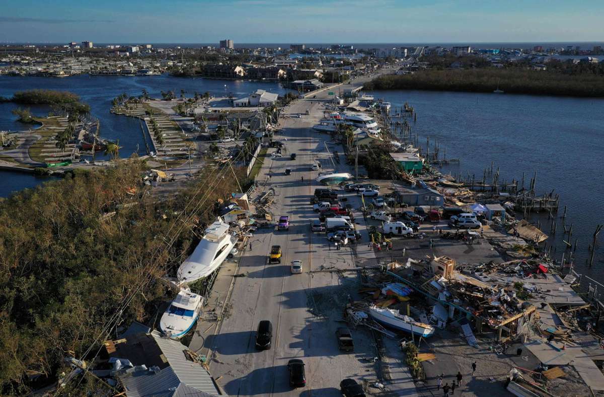 Überlebende in Florida  sammeln sich am Tag danach:  Auf der  San Carlos Insel hat  Hurrikan Ian t eine Spur  der Zerstörung hinterlassen.