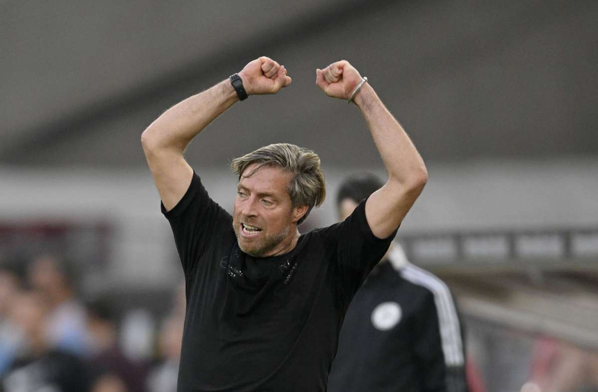 Hände hoch: VfB-Interimstrainer Michael Wimmer feiert den Sieg gegen Augsburg.