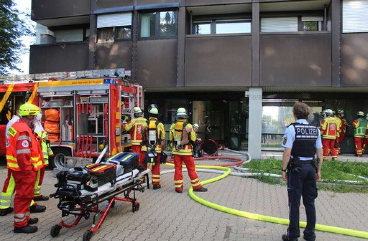 Feuerwehreinsatz in Leonberg: Wohnungsbrand in Mehrparteienhaus