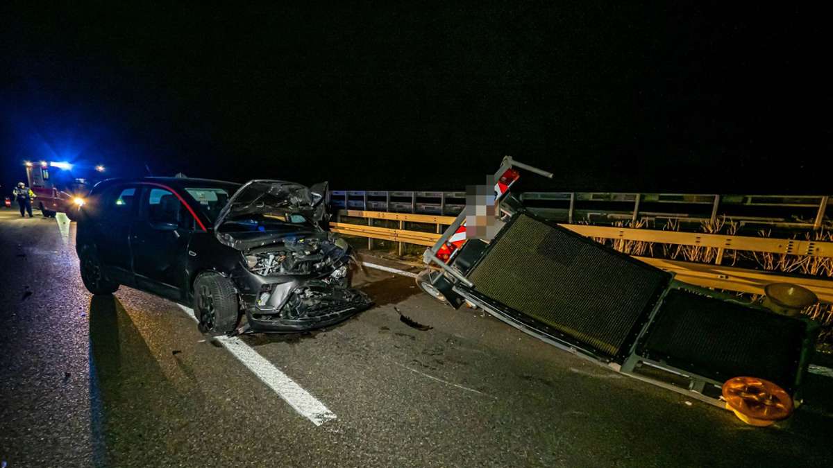 Der Autofahrer kam verletzt ins Krankenhaus. Am Fahrzeug entstand ein Schaden von 15.000 Euro.