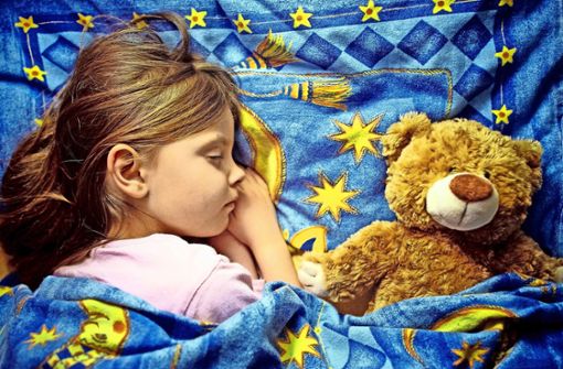 Im eigenen Bett fühlen Kinder sich am wohlsten – manchmal hilft es, zur Übernachtung bei Oma oder Freunden das eigene Kissen oder den Teddybären mitzunehmen. Foto: dpa/Patrick Pleul