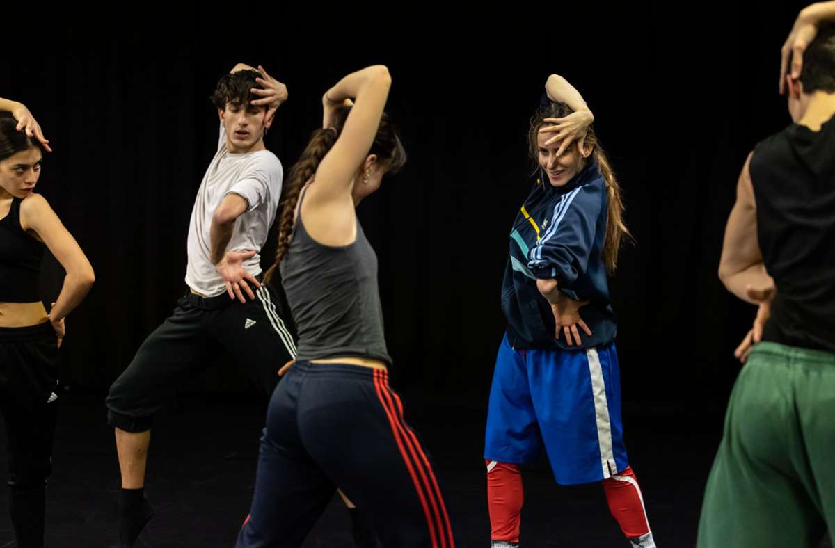 Dunja Jocic (2. von rechts) probt mit den Junioren von Gauthier Dance für ihre Uraufführung „Ayda“.