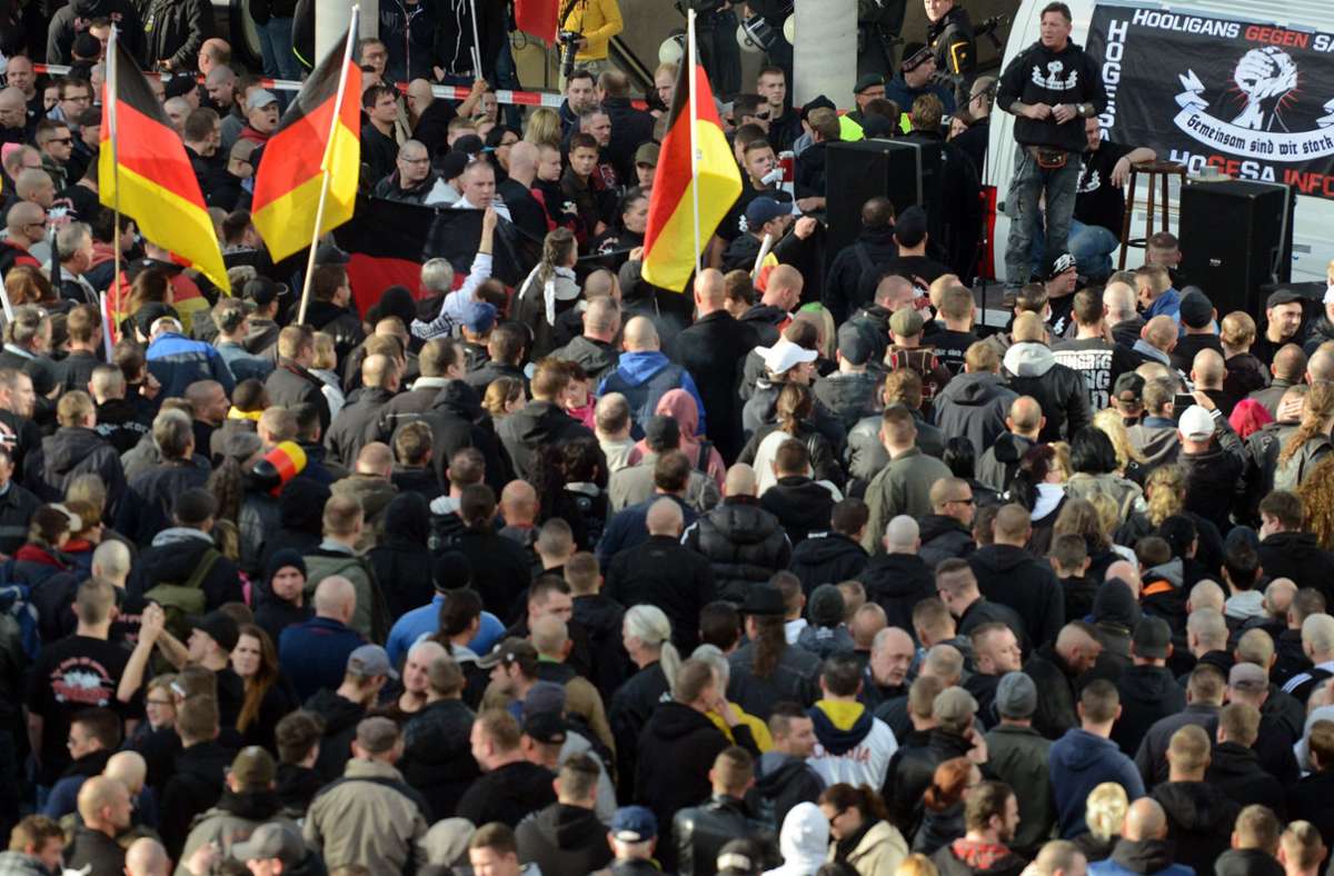 Rechte Hooligans demonstrieren bei einer Kundgebung: Die neue Forschungsstelle in Baden-Württemberg soll Rechtsextremismus erforschen. Foto: dpa/Caroline Seidel