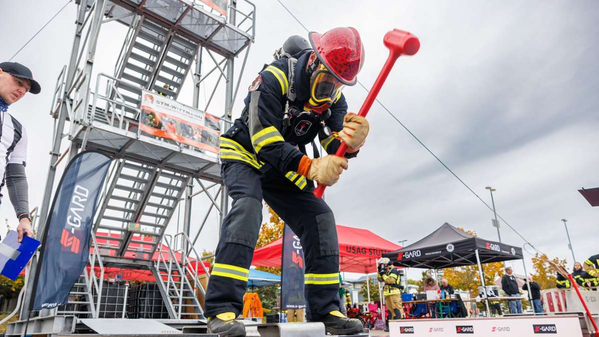 Wettkampf in Böblinger Panzerkaserne: Feuerwehrleute quälen sich bei Firefighter-Challenge
