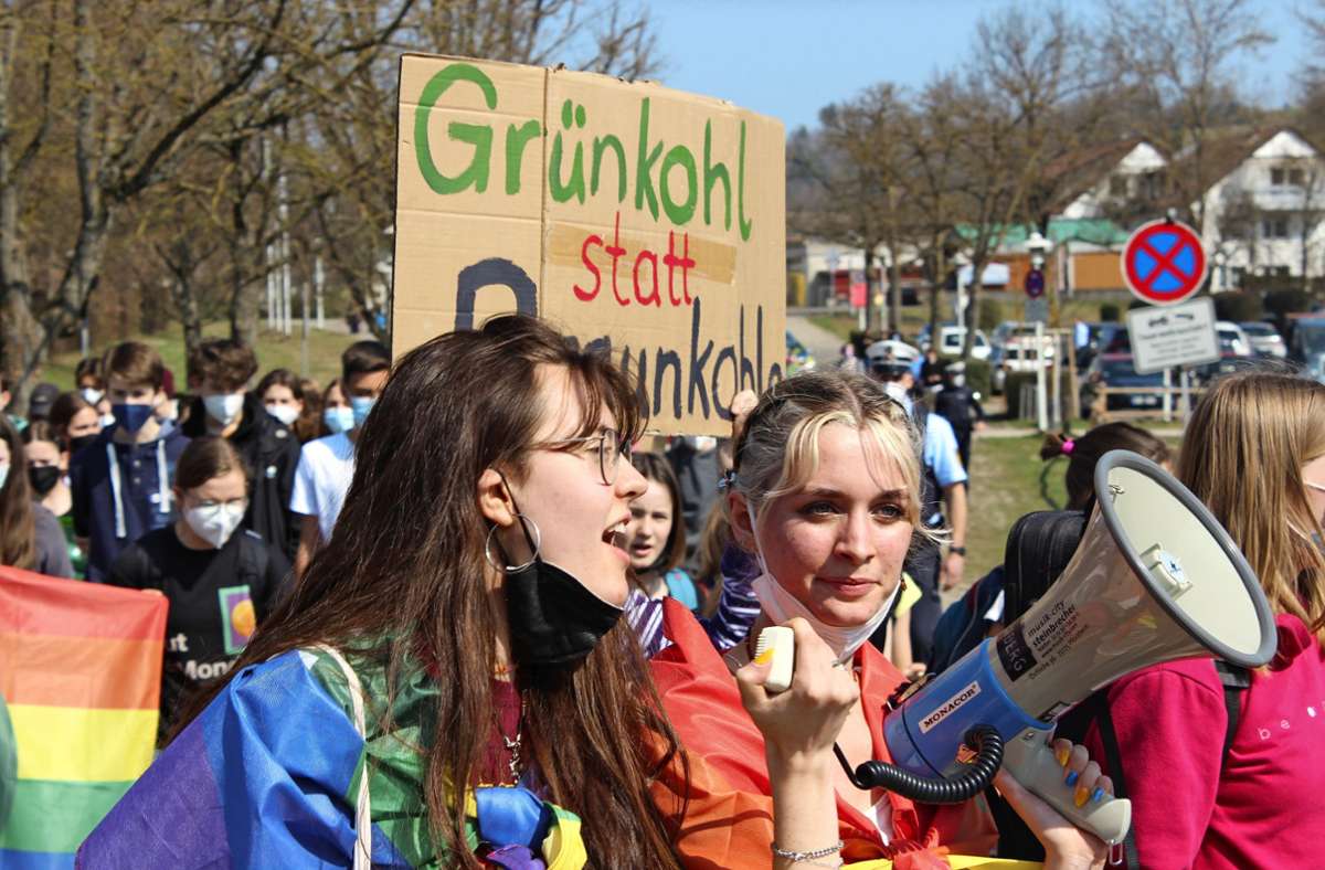 Greta Bierbaum (links) ist immer wieder auf Fridays for Future Demonstrationen anzutreffen. Foto: Elena Obermüller