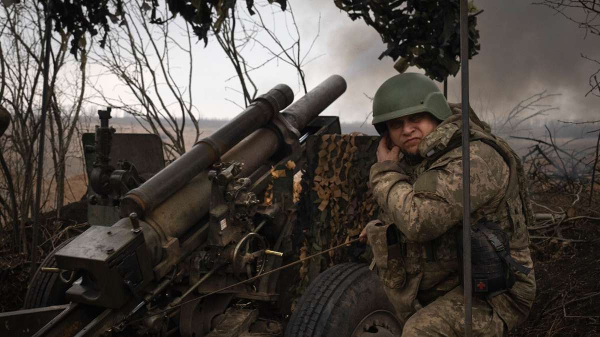 Ukrainische Soldaten der 71. Jägerbrigade feuern eine Haubitze M101 auf russische Stellungen an der Frontlinie bei Awdijiwka ab.