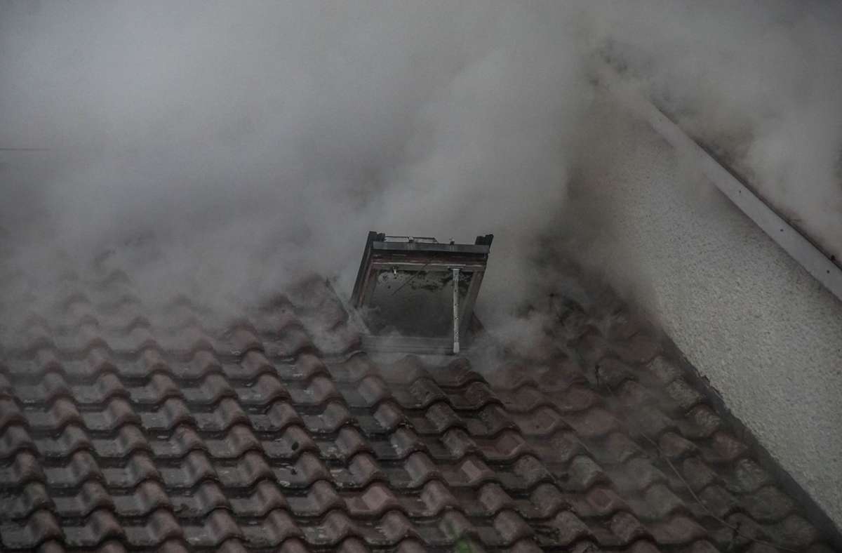 Starke Rauchentwicklung im Dach eines Einfamilienhauses.