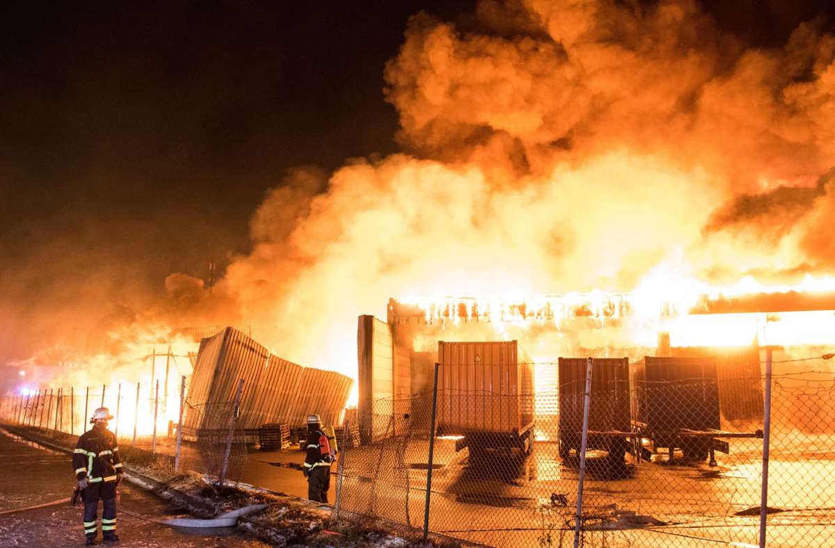 Feuer in Hamburg: Brennende Lagerhalle sorgt für Großeinsatz  - Verkehr massiv betroffen