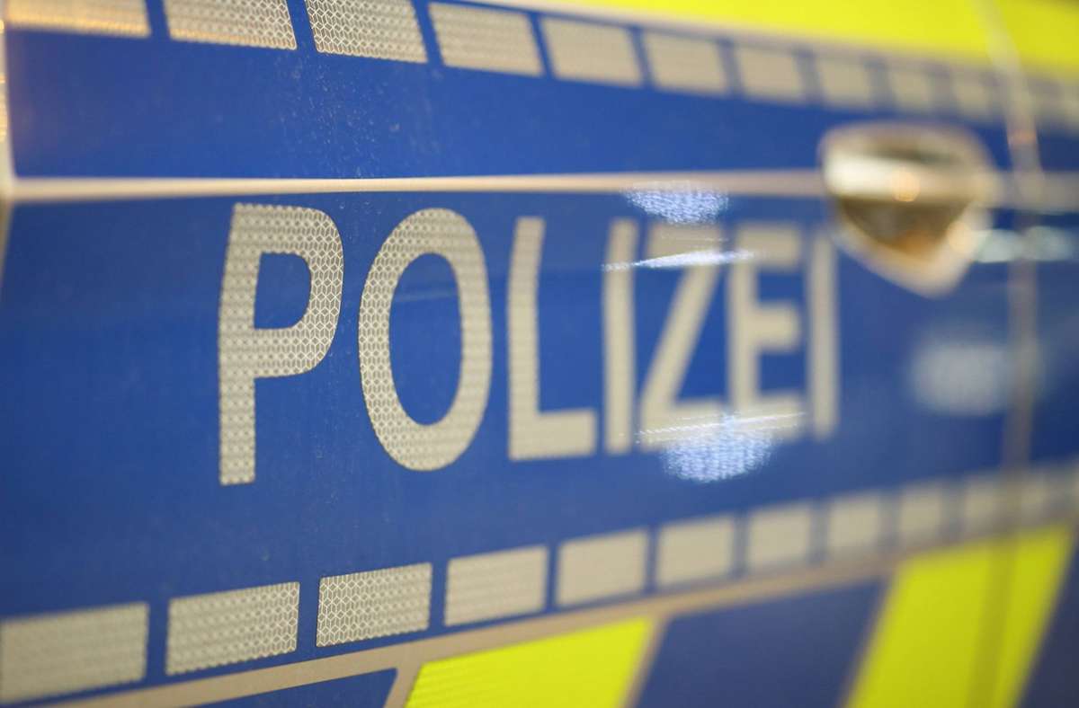 Korntal-Münchingen: Unbekannter nötigt und beleidigt 42 Jahre alte Autofahrerin