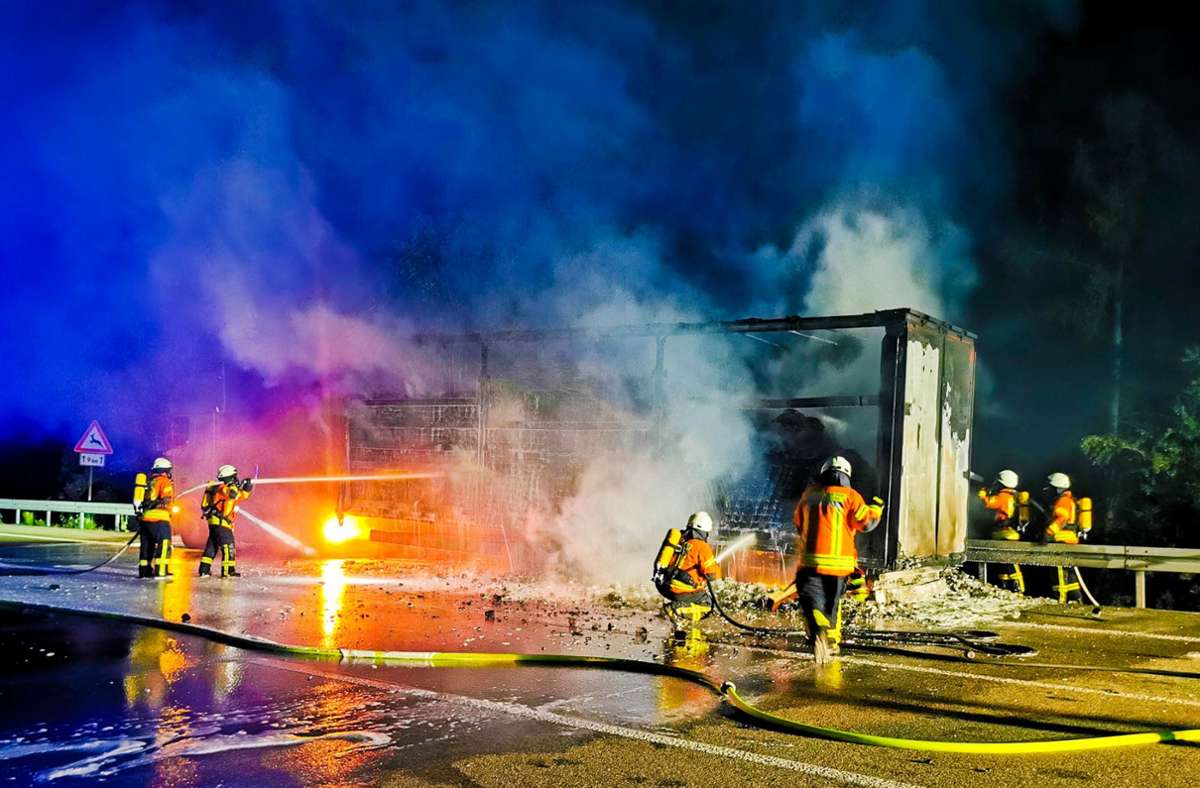 A6 bei Sinsheim: Lkw steht lichterloh in Flammen – Vollsperrung aufgehoben