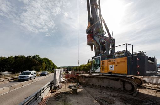 Fertig machen für den Abriss: Ein Riesenbohrer setzt Löcher für die Pfähle, auf denen die neue Brücke stehen wird. Foto: Eibner-Pressefoto/Roger Bürke