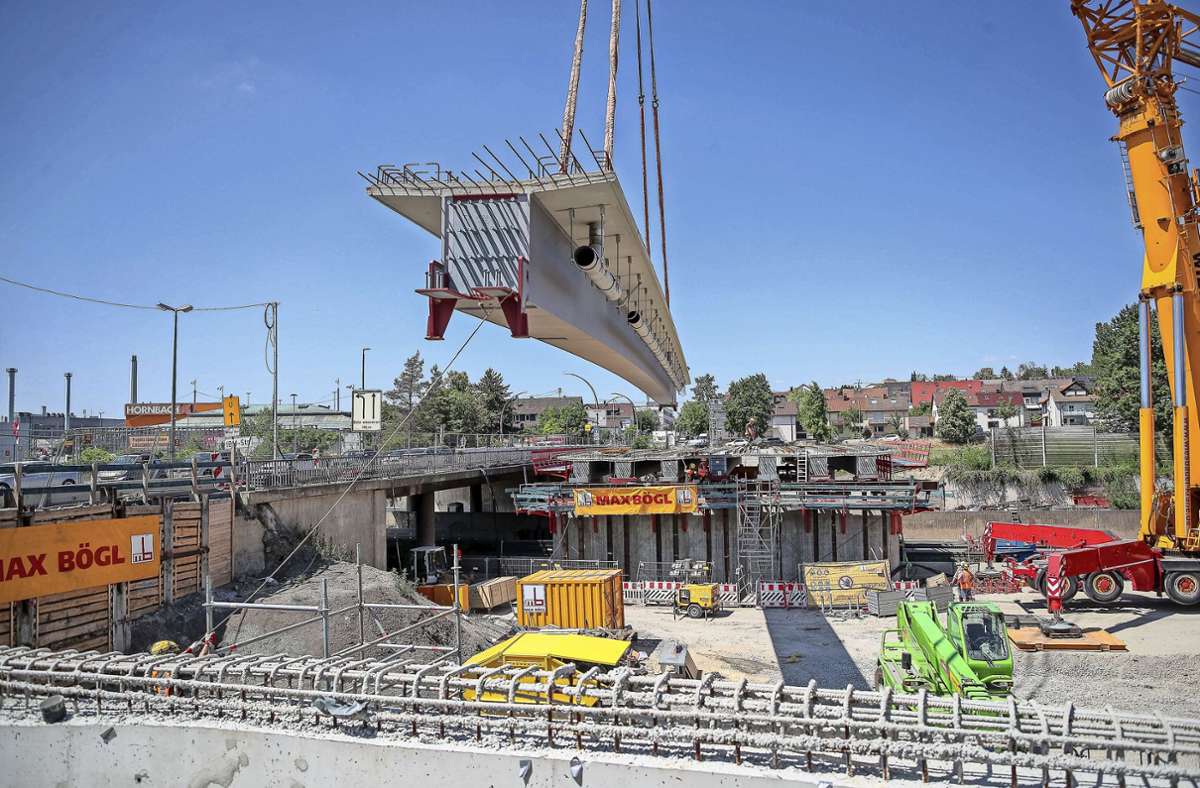 50 Tonnen Stahl kommen angeschwebt. 14 dieser Träger bilden den Untergrund für die neue Brücke zwischen Böblingen und Sindelfingen.