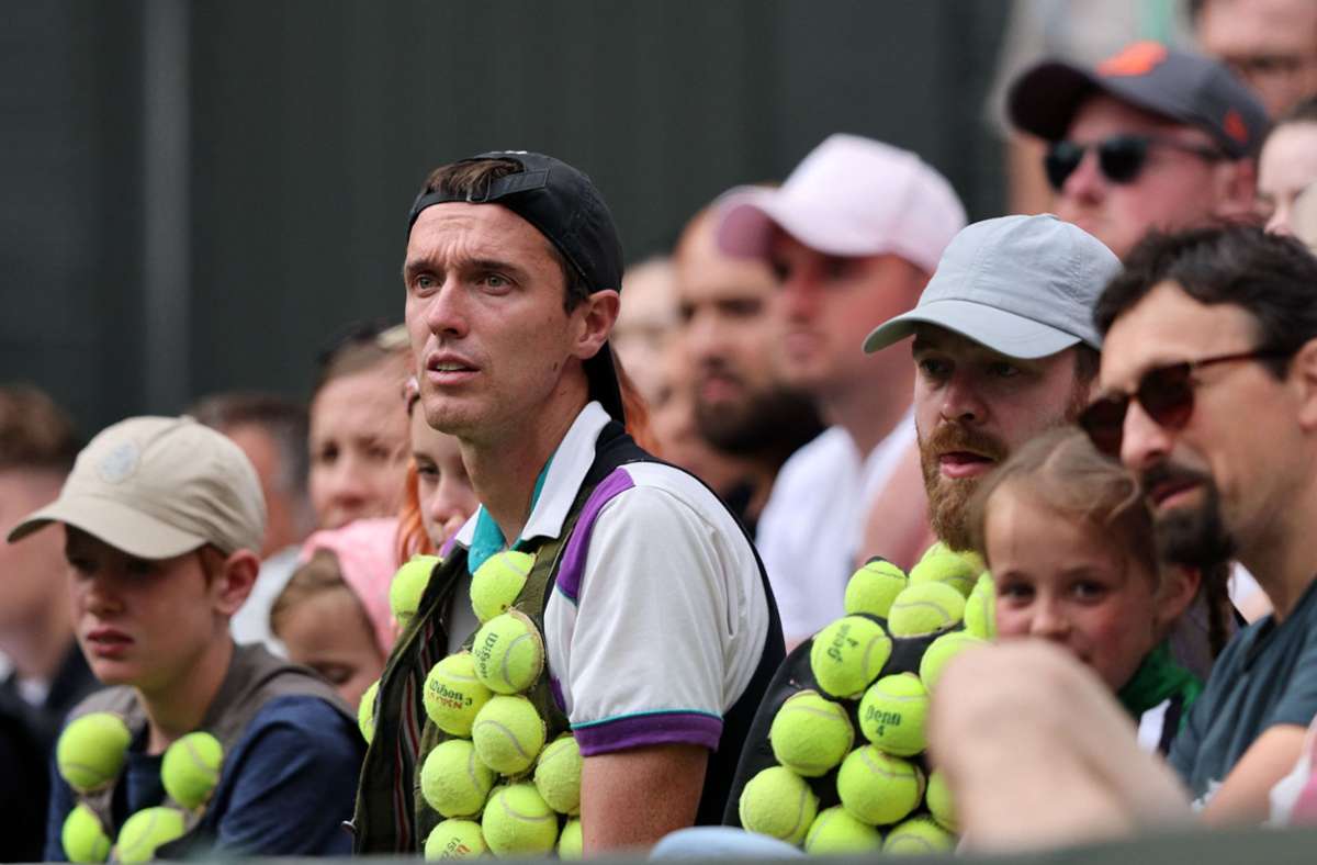 Wenn Tennis zu Mode wird: Westen mit Tennisballhälften sind ein absoluter Hingucker. Foto: AFP/ADRIAN DENNIS