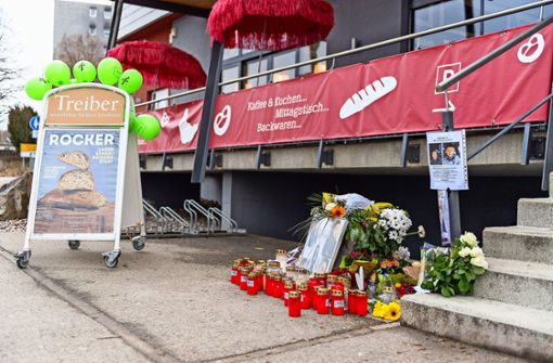 Vor der Bäckerei Treiber in Weil im Schönbuch ist am Freitag ein 35-Jähriger verstorben. Trauernde zeigen mit Blumen und Kerzen ihre Betroffenheit. Foto: Eibner/Sascha Walther