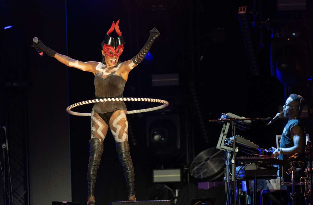 „Slave to the Rhythm“ als  erotisch aufgeladene Hula-Hoop-Performance: Grace Jones auf dem Schlossplatz.
