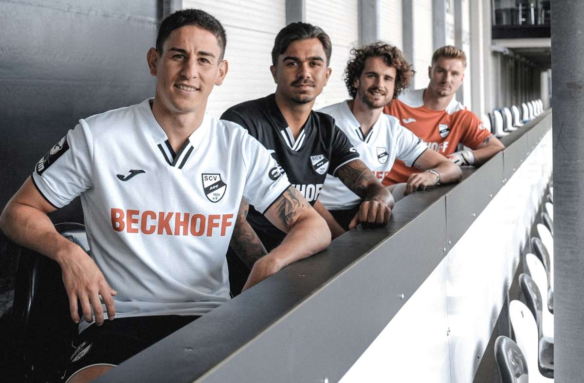 Sie freuen sich über die neue Stadiontheke: Die SC-Verl-Spieler Nicolas Sessa, Oliver Batista Meier, Mael Corboz und  Luca Unbehaun (von links).