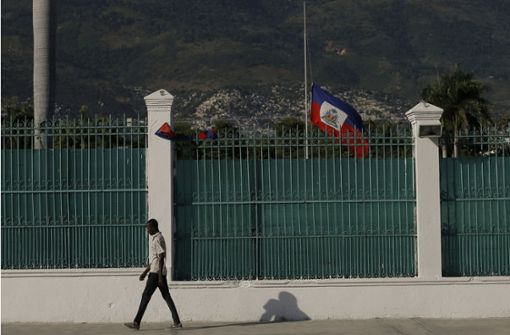 Die haitianische Flagge weht auf Halbmast vor dem Präsidentenpalast in Port-au-Prince. Foto: dpa/Fernando Llano