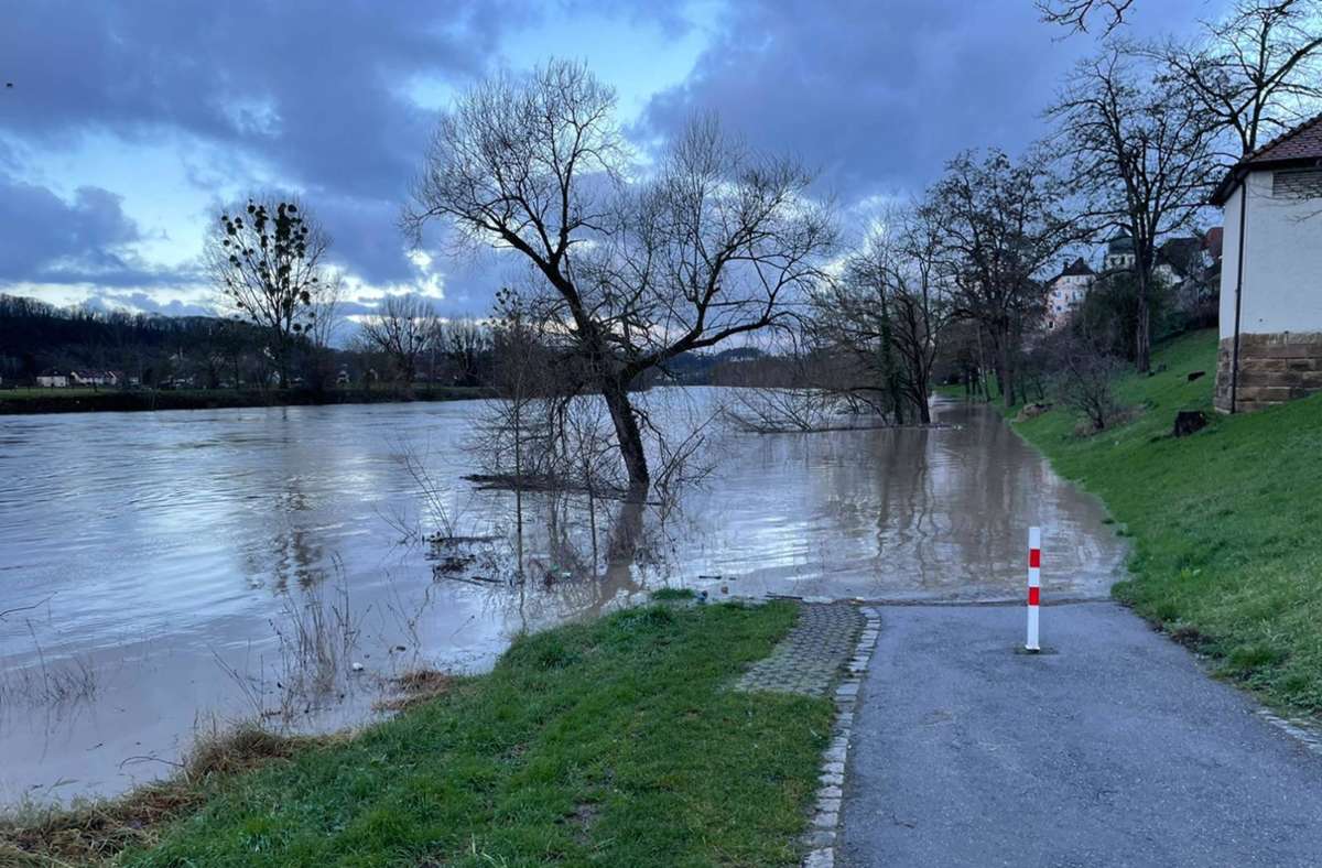 Hochwasserlage in Baden-Württemberg: Neckar und Kocher treten noch über die Ufer