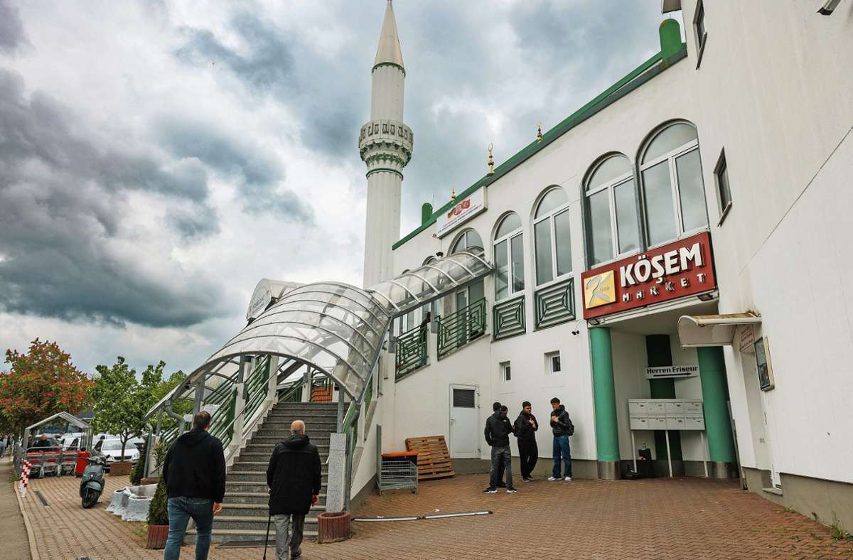 Die Ulu-Moschee zwischen Mercedes-Werk und A 81 ist die größte in der Region Stuttgart. Viele Besucher des Freitagsgebets äußern  sich zu den Ereignissen des Vortags wenige Kilometer weiter. Foto: Stefanie Schlecht