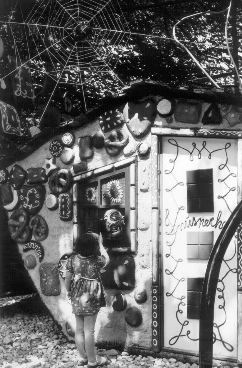 Dieses Foto zeigt das Knusperhäuschen im Blühenden Barock im Jahr 1959.