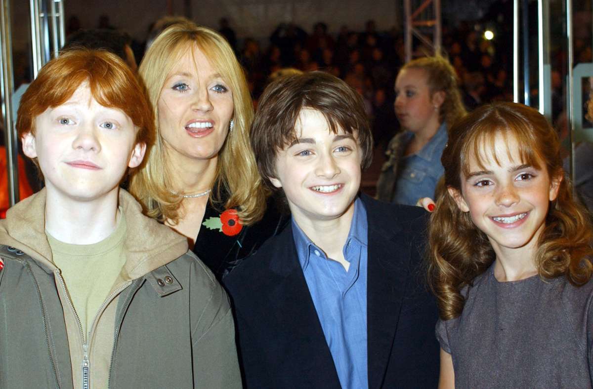 Die Schauspieler Rupert Grint (vorne von links nach rechts), Daniel Radcliffe und Emma Watson und die Autorin J. K. Rowling (hinten) im Jahr 2001