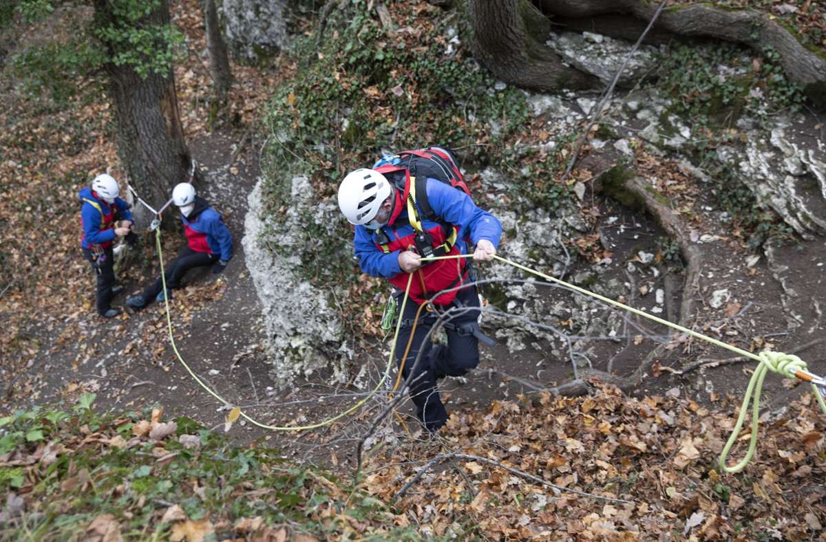 Hier nur eine Übung, oft genug der Ernstfall: Eine Ausflüglerin ist im Steilhang der Schwäbischen Alb abgerutscht. Die Retter von der Bergwacht rücken an.