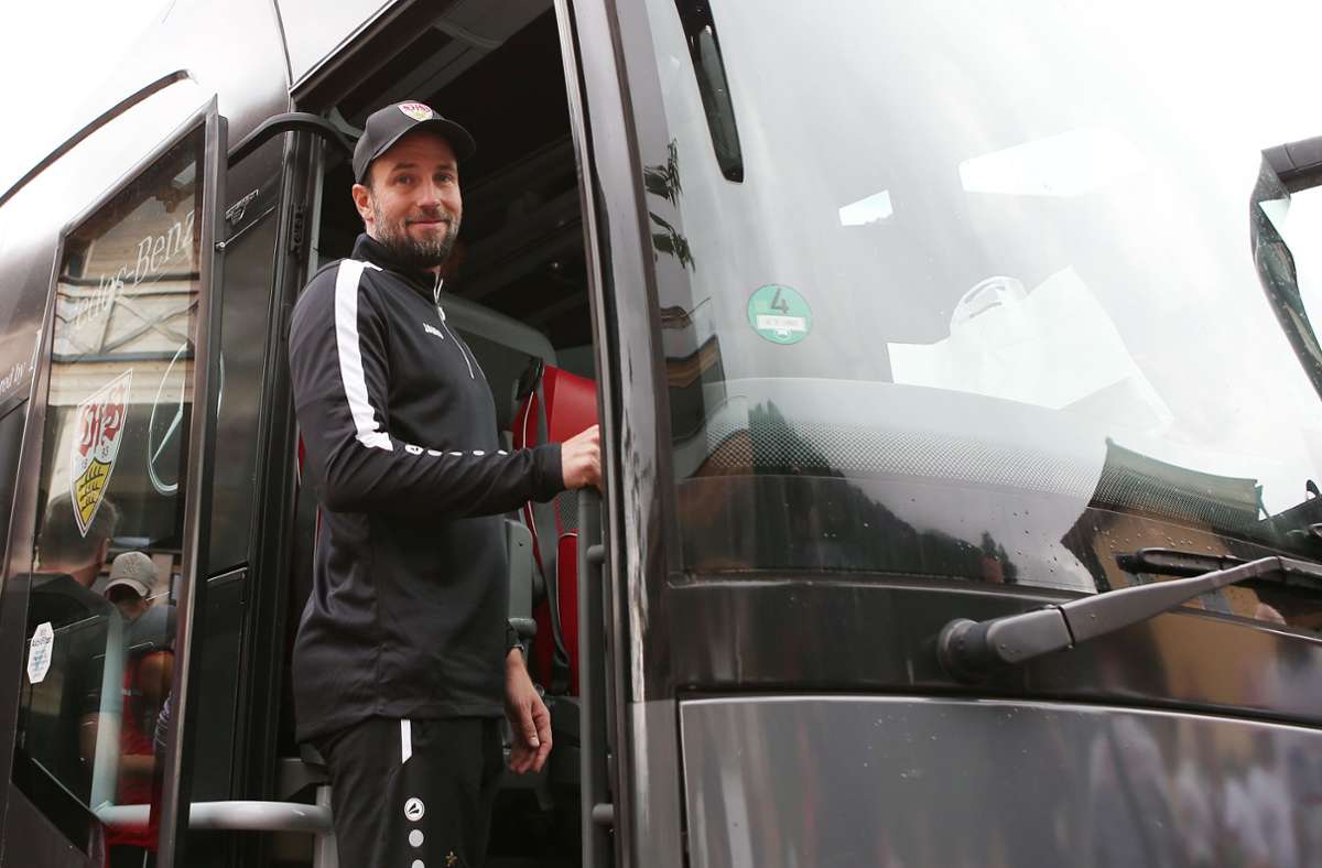 Abfahrt: Trainer Sebastian Hoeneß steigt in den Mannschaftsbus. Für den VfB Stuttgart geht es vorzeitig zurück.