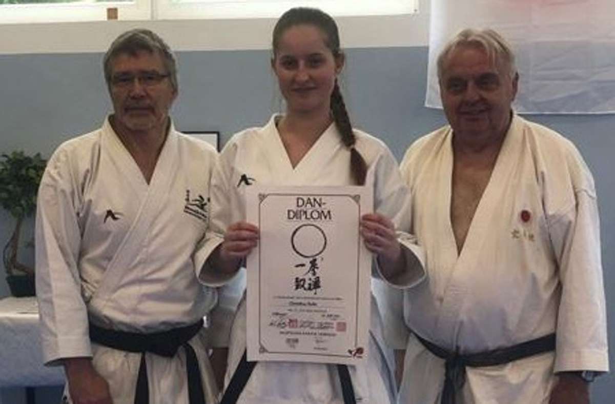 Karate bei der SV Böblingen: Christina Kube besteht Prüfung zum 1. Dan