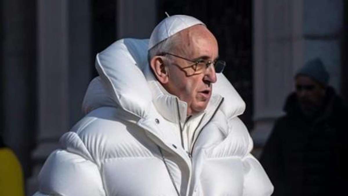 Ein (gefälschtes) Bild geht um die Welt: der Papst in Designer-Daunenjacke des Luxuslabels Balenciaga.