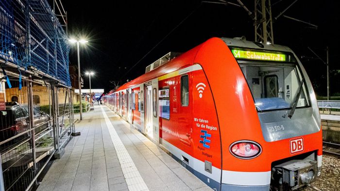 E-Roller auf Schienen abgestellt –  S-Bahn rast  darüber