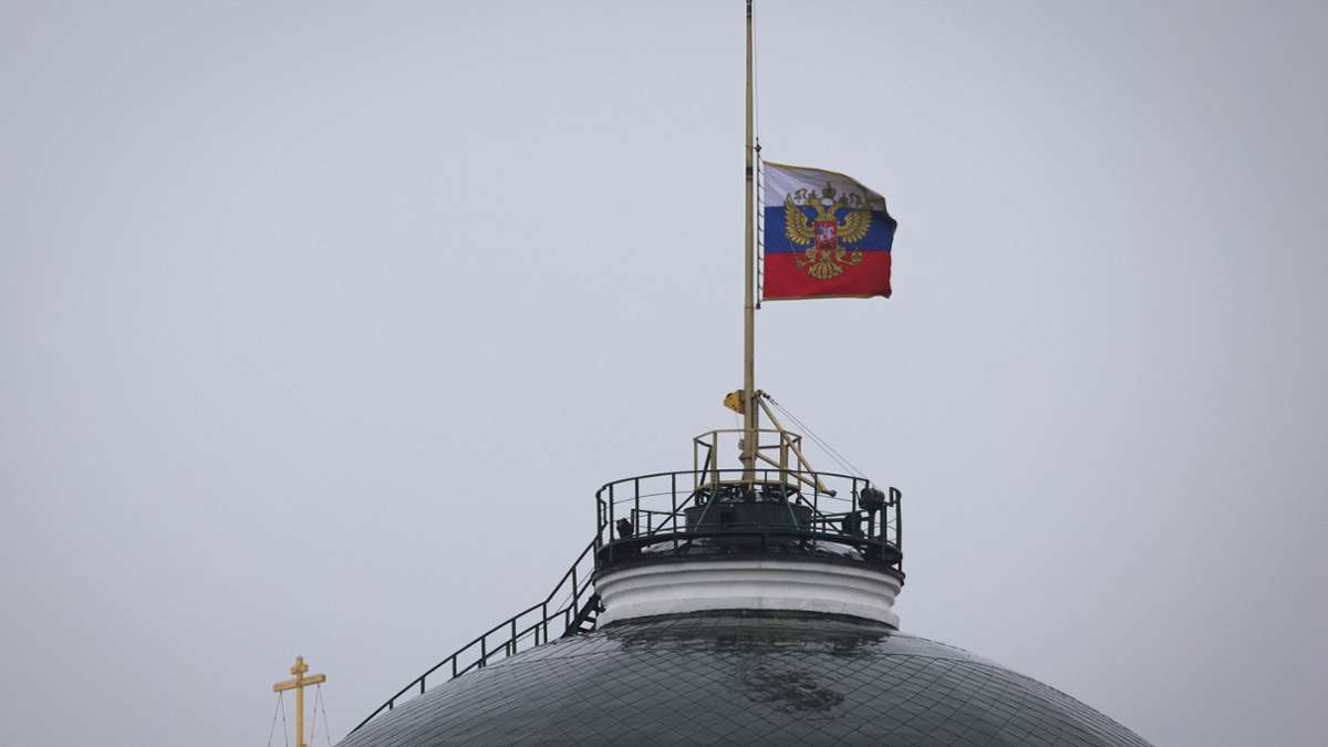 Die Flagge des russischen Präsidenten weht auf halbmast über dem Kreml. Nach einem der schwersten Terroranschläge in der russischen Geschichte begeht das Land einen nationalen Trauertag.