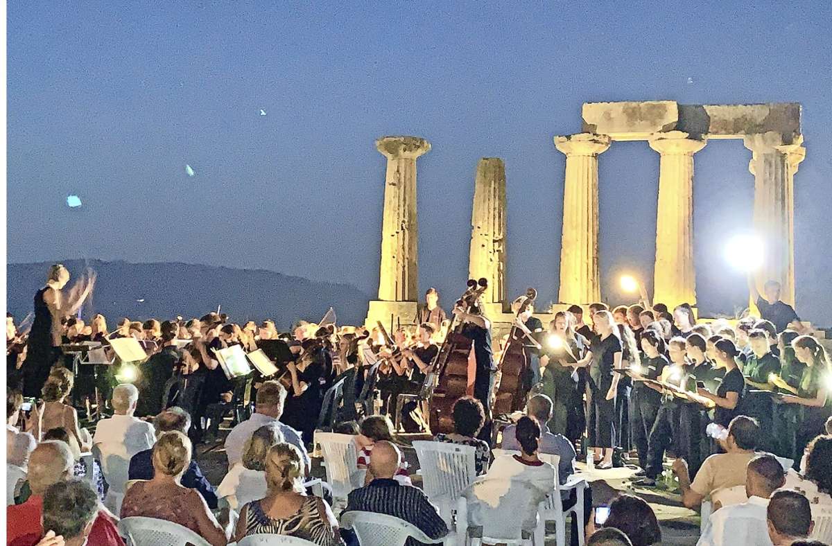 Klassische Musik vor großer Kulisse: die AEG-Schüler in Korinth. Foto: AEG
