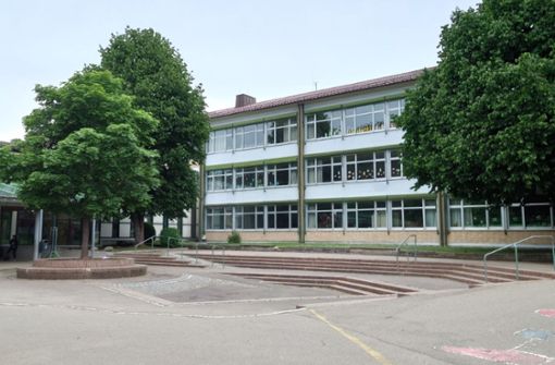Der Altbau der Grundschule Nufringen bekommt eine Fotovoltaikanlage verpasst. Foto: Käthe Ruess