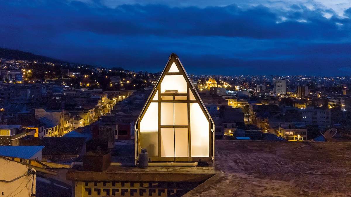 Das Wohnhaus „Parasitic House“ von El Sindicato Architekten  ist zwölf Quadratmeter klein und entstand 2019 auf dem Dach eines Hauses in Quinto, Ecuador.