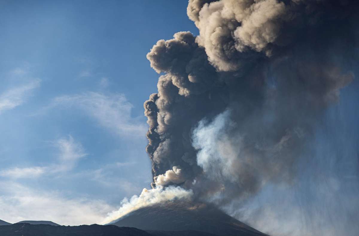 Sizilien: Vulkan Ätna spuckt Lava und Asche - Flughafen Catania vorerst geschlossen