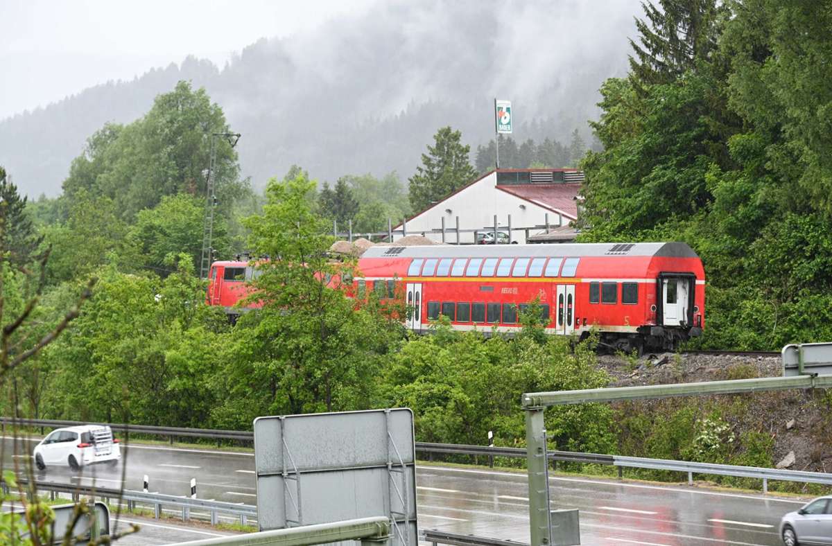 Nach Zugunglück in Garmisch-Partenkirchen: Bahn bereitet Bergung von Lok und Waggon vor