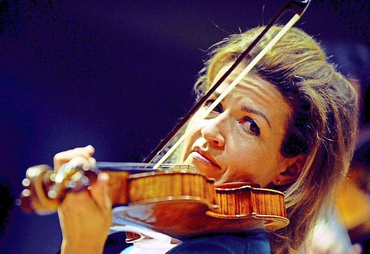 Ihr Debüt gibt sie mit 13 in Salzburg unter niemand geringerem als Herbert von Karajan, bis heute ist sie eine der wichtigsten Geigenvirtuosinnen der Welt: Anne-Sophie Mutter.