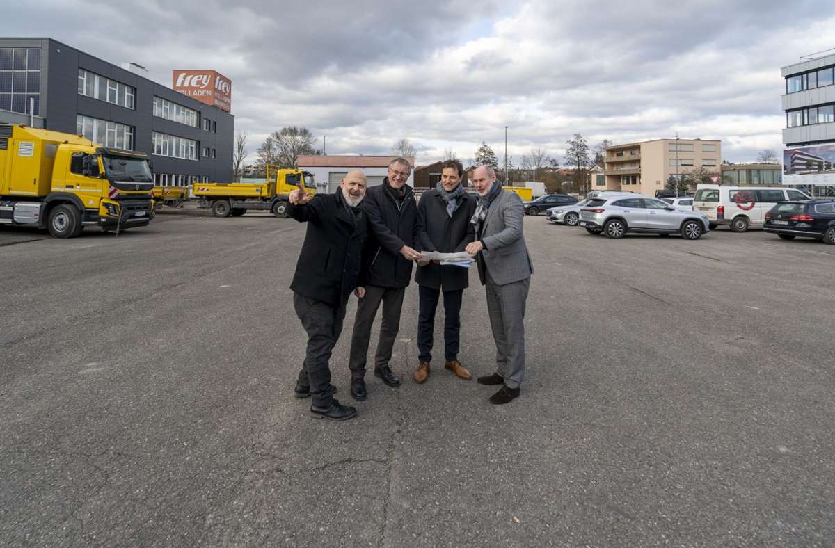 Richtig viel Platz: Rolf Henninger, Roland Bernhard, Martin Wuttke und Martin Cohn (v. li.) freuen sich auf den künftigen Wertstoffhof. Foto: Bach