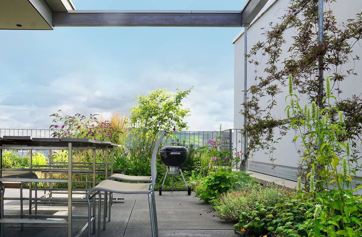Garten mit Grillplatz auf 20 Metern Höhe: Mehrfamilienhaus in Heilbronn mit gemeinsam genutztem Dachgarten, der  einen Gemeinschaftsteil und Einzelsitzgelegenheiten zum Rückzug bietet