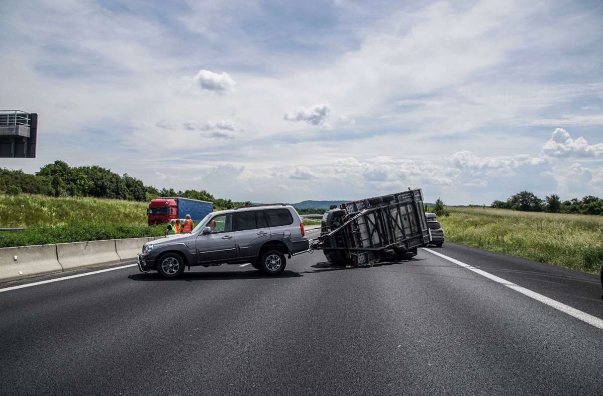 Unfall auf der A8 bei Leonberg: Fahrzeuggespann kippt um – Autobahn kurzzeitig gesperrt