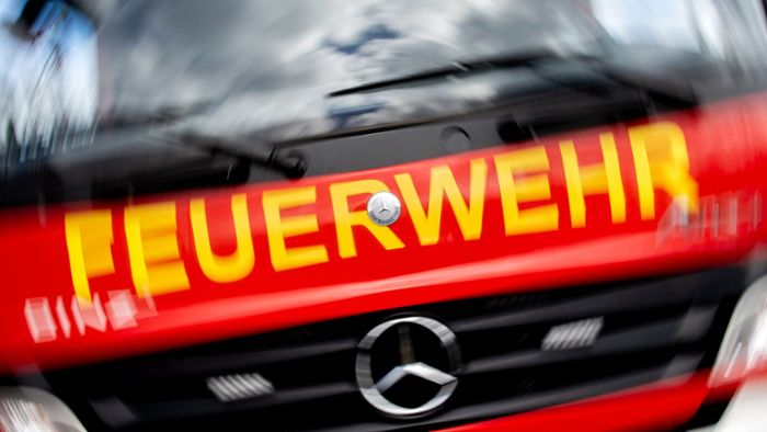 Kreis Karlsruhe: Brand in bewohnter Lagerhalle - rund 150 000 Euro Schaden